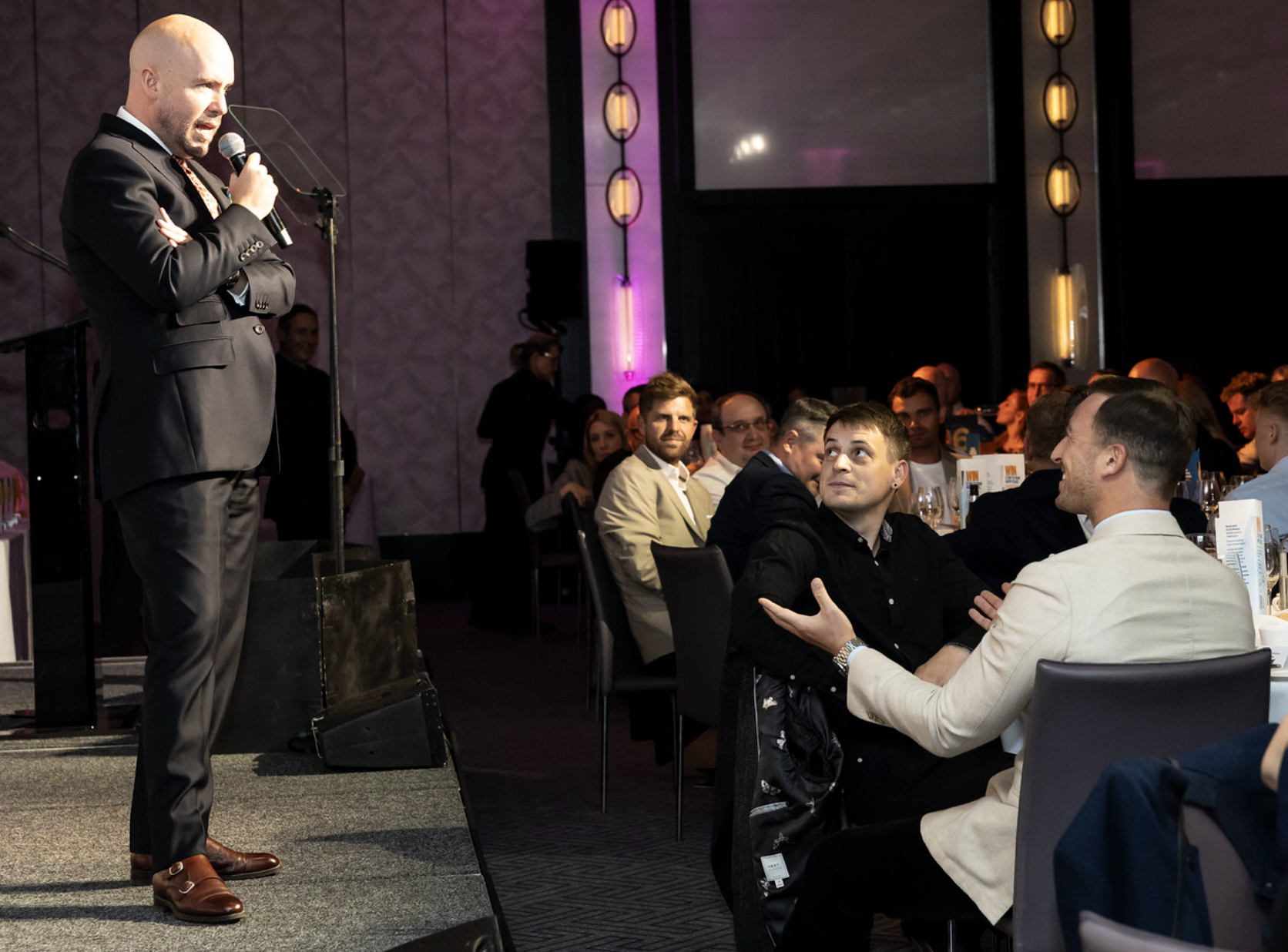 Host on stage talking to the Hashting table